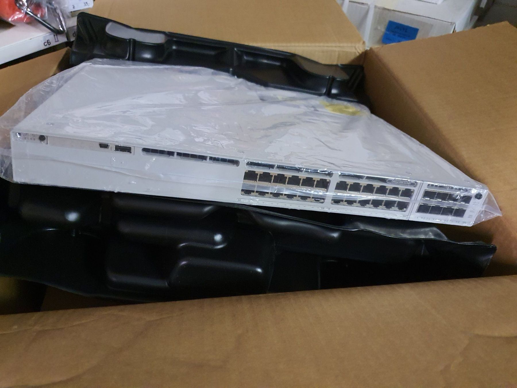 Cisco Serveurs: CISCO Switch - Catalyst 9300 PoE+ (17908) – Neuf (Voir description) à Zürich par fundsachenverkauf 2