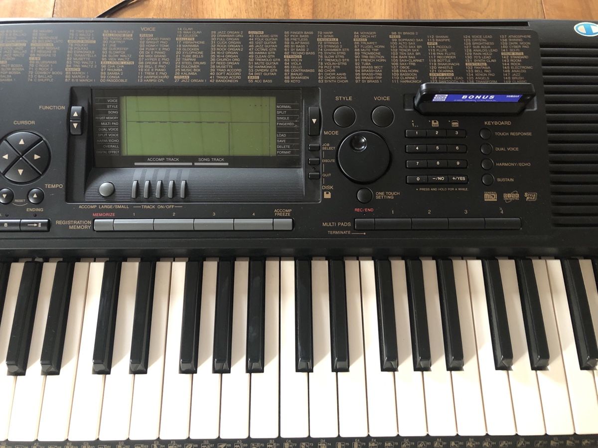 Yamaha Musikinstrumente: Yamaha PSR 620 Keyboard mit Ständer – Gebraucht aus Horw von  2