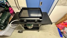 Neuwertiger Gasgrill „Forge Adour Plancha“, inkl. Rollwagen