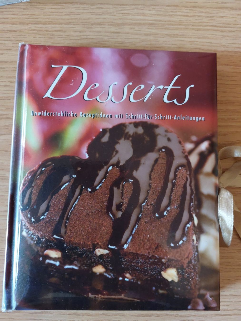Libri: Desserts: unwiderstehliche Rezeptideen – Usato da Urtenen-Schönbühl venduto da Kahru