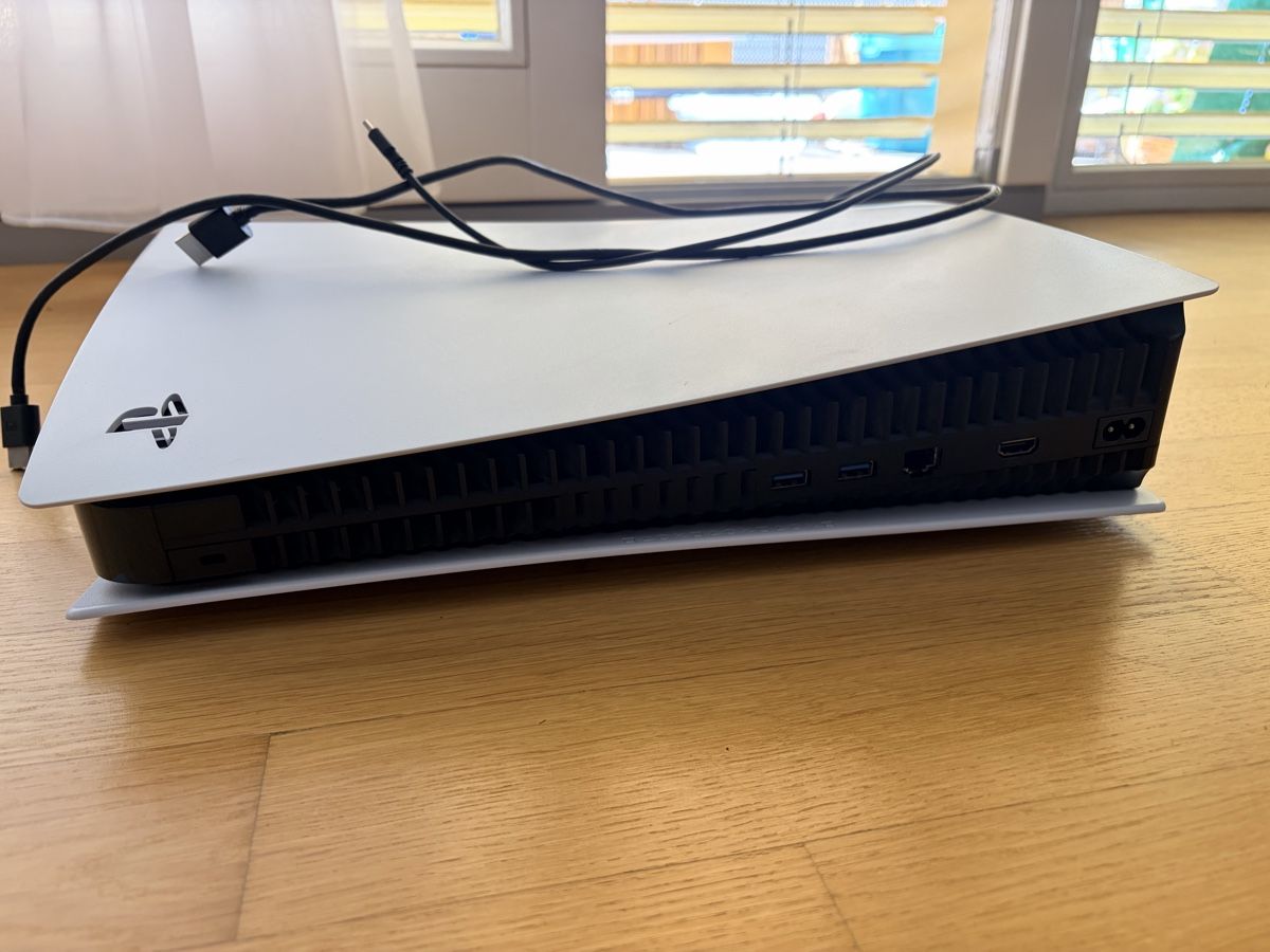 Sony Console: PS5 Standard 512GB w/ Disc Drive + 2 Controllers + Game – Nuovo (secondo la descrizione) da Luzern venduto da ant_nf7d 3