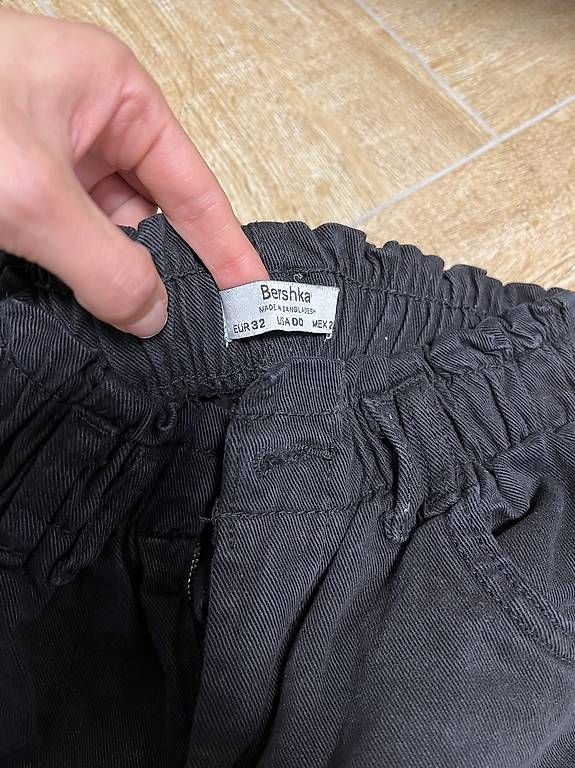 Jeans: Bershka Mom Jeans Gr. 32 – Gebraucht aus St. Gallen von kka_l9wg 1