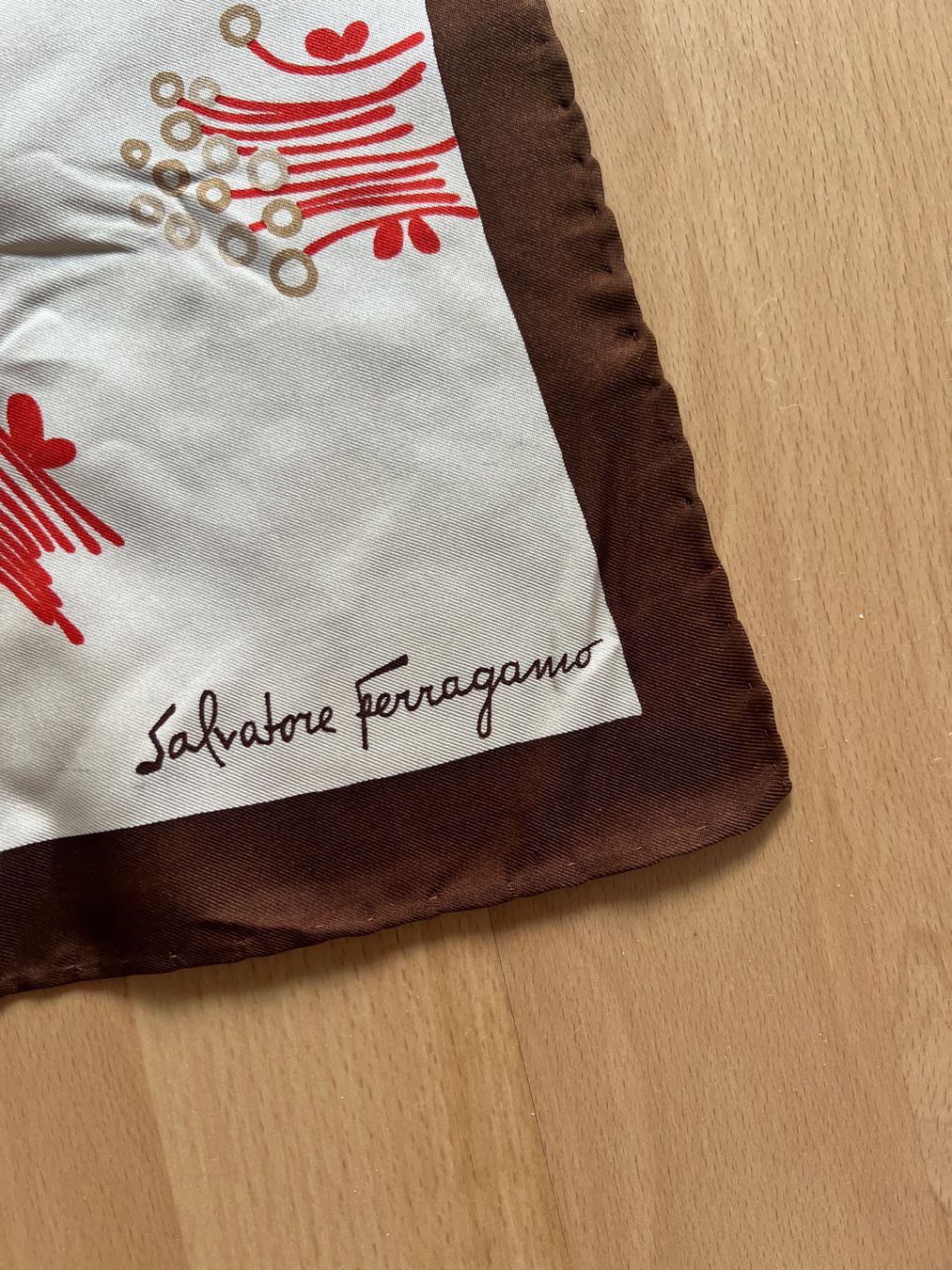 Salvatore Ferragamo Foulard & Sciarpe: Salvatore Ferragamo Seidenschal – Nuovo (secondo la descrizione) da Zürich venduto da ale_mc96 1