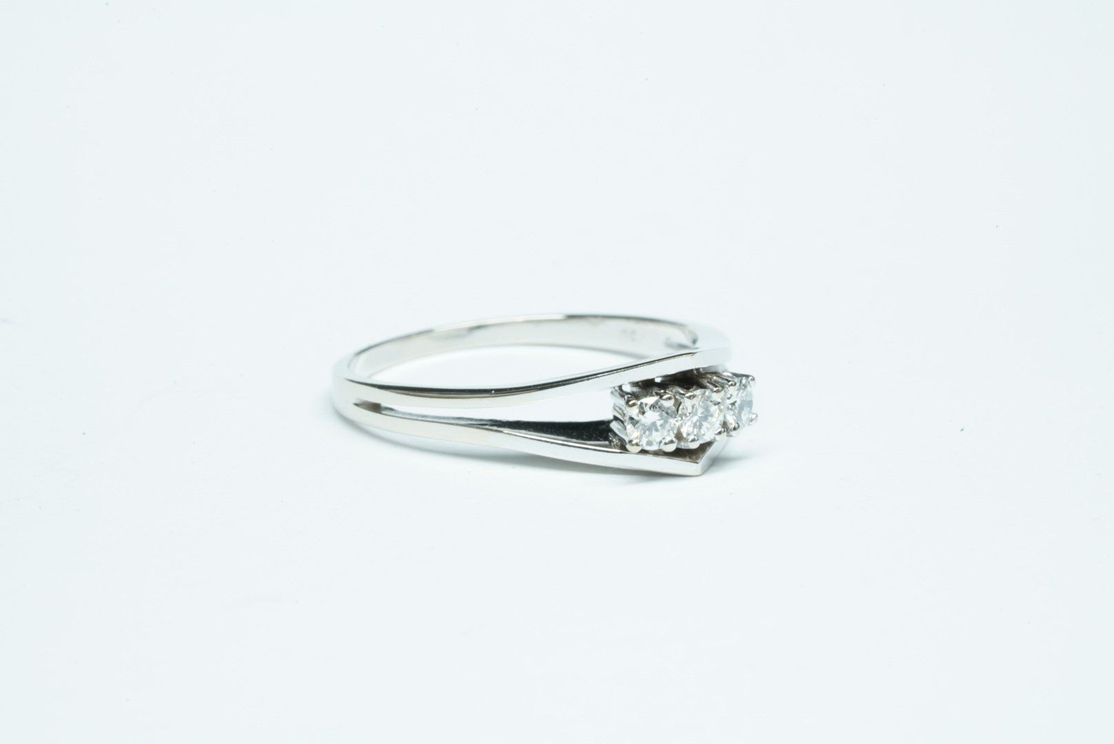 Ringe: Fingerring 18k Weissgold mit Diamanten – Gebraucht aus Bülach von Re-Jewelled 1