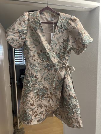 Neues VILA Wickelkleid mit Blumenmuster, Grösse M