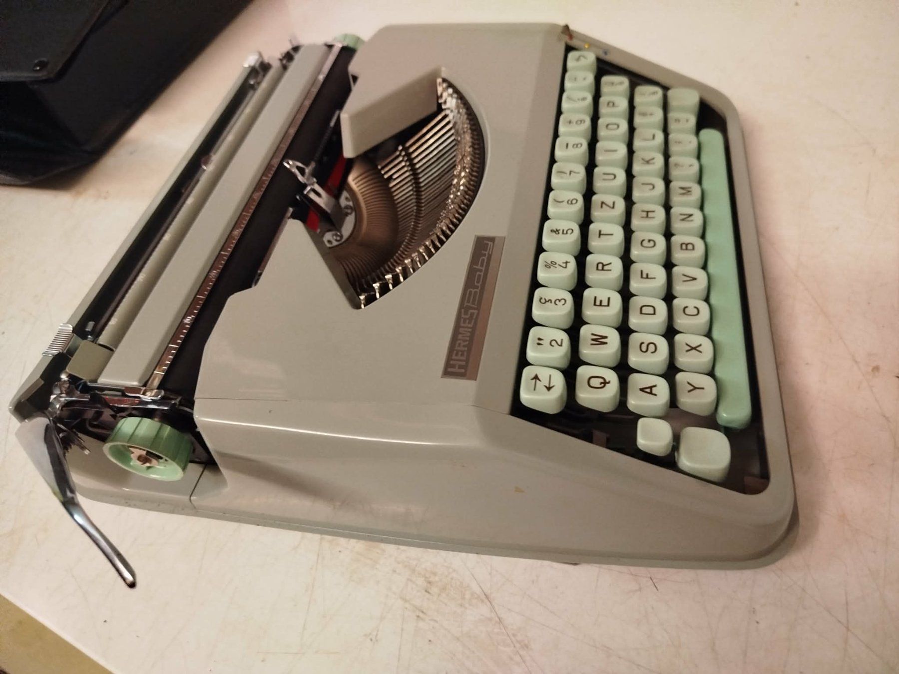 Hermès Macchine da scrivere: Machine à écrire HERMES Baby – Usato da La Chaux-de-Fonds venduto da Emmaus2300CDF 1