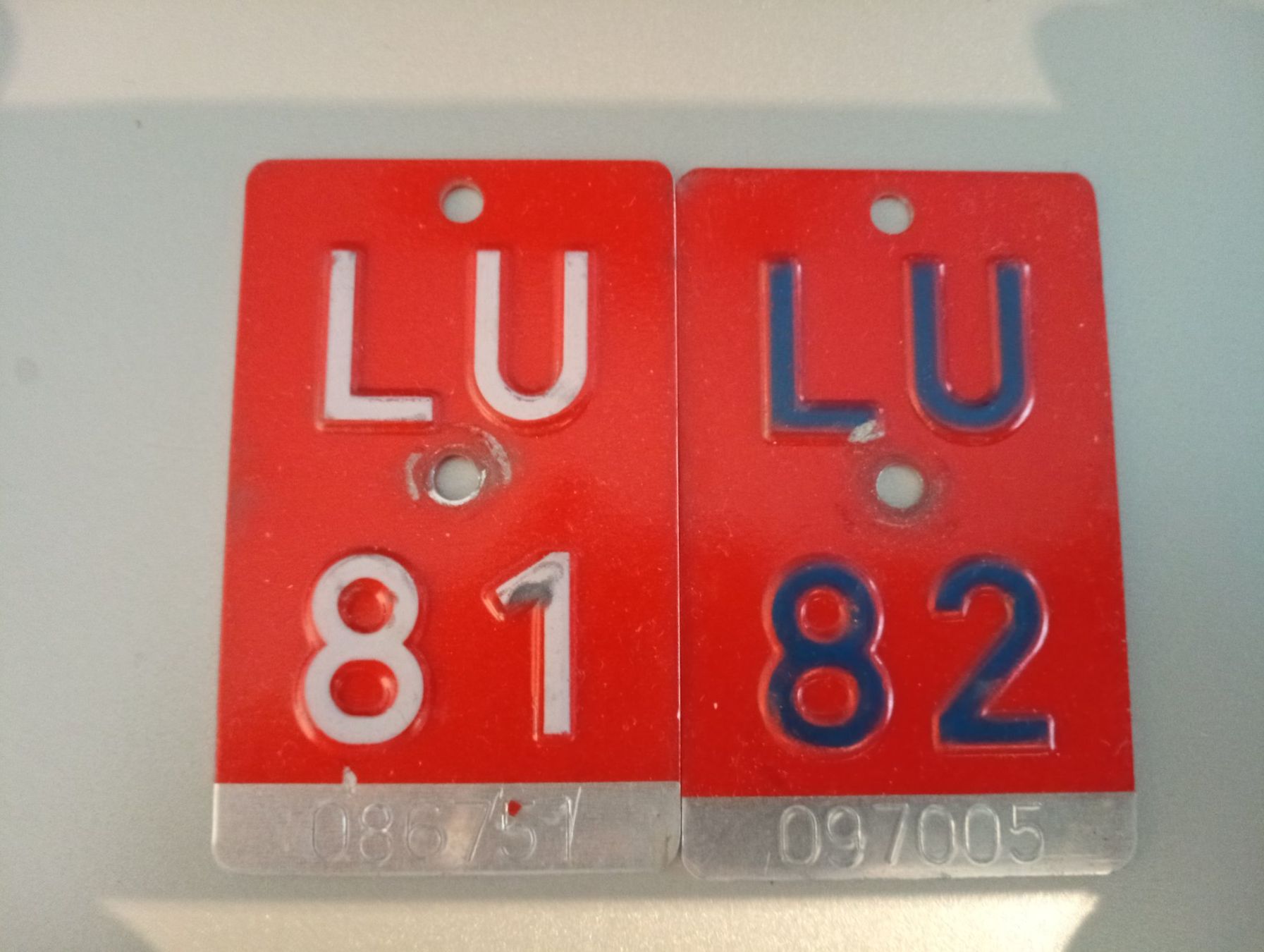 Insegne: Mofa Nummernschild LU81/82 – Usato da Ufhusen venduto da HKSC