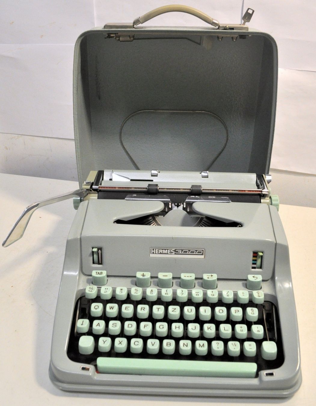 Hermès Macchine da scrivere: Ancienne machine à écrire vintage "Hermès 3000" – Usato da Neuchâtel venduto da Neuchatel