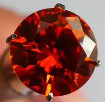 Funkelnder roter Zirkonia Edelstein, neuwertig & schön!