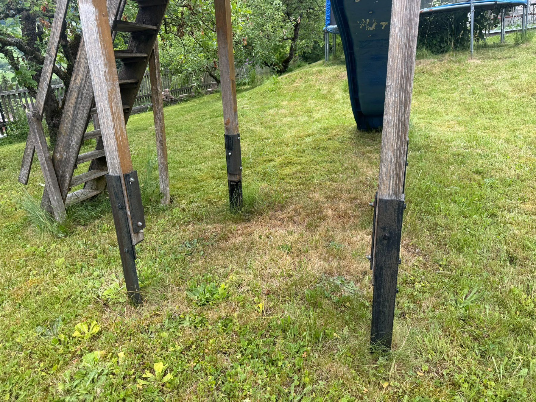 Casette per bambini: Baufälliger Kinderspielturm mit Rutschbahn & Schaukel – Usato da Schüpfheim venduto da Chutney4u 2