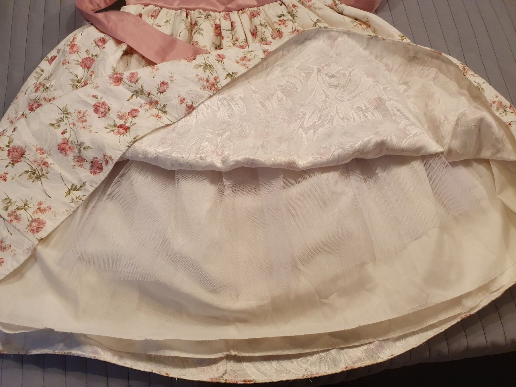 Vestiti & Gonne: Festkleid und Hut Gr.122-140 – Nuovo (secondo la descrizione) da Volketswil venduto da gloriamundi 2