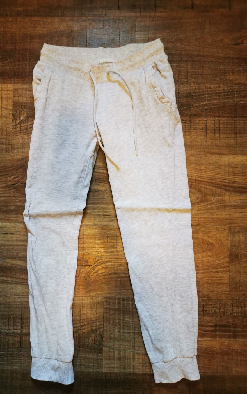 Pantaloni: Gemütliche Sweathose, Grösse XS, hellgrau – Usato da Balsthal venduto da Leila_Luna