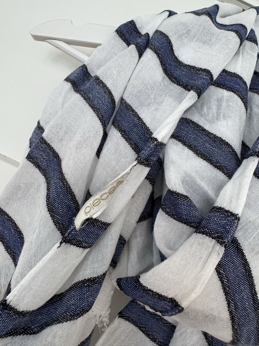 Pieces Foulards & écharpes: Damen Halstuch gestreift weiss-blau – D'occasion à St. Gallen par BiancaL11 1