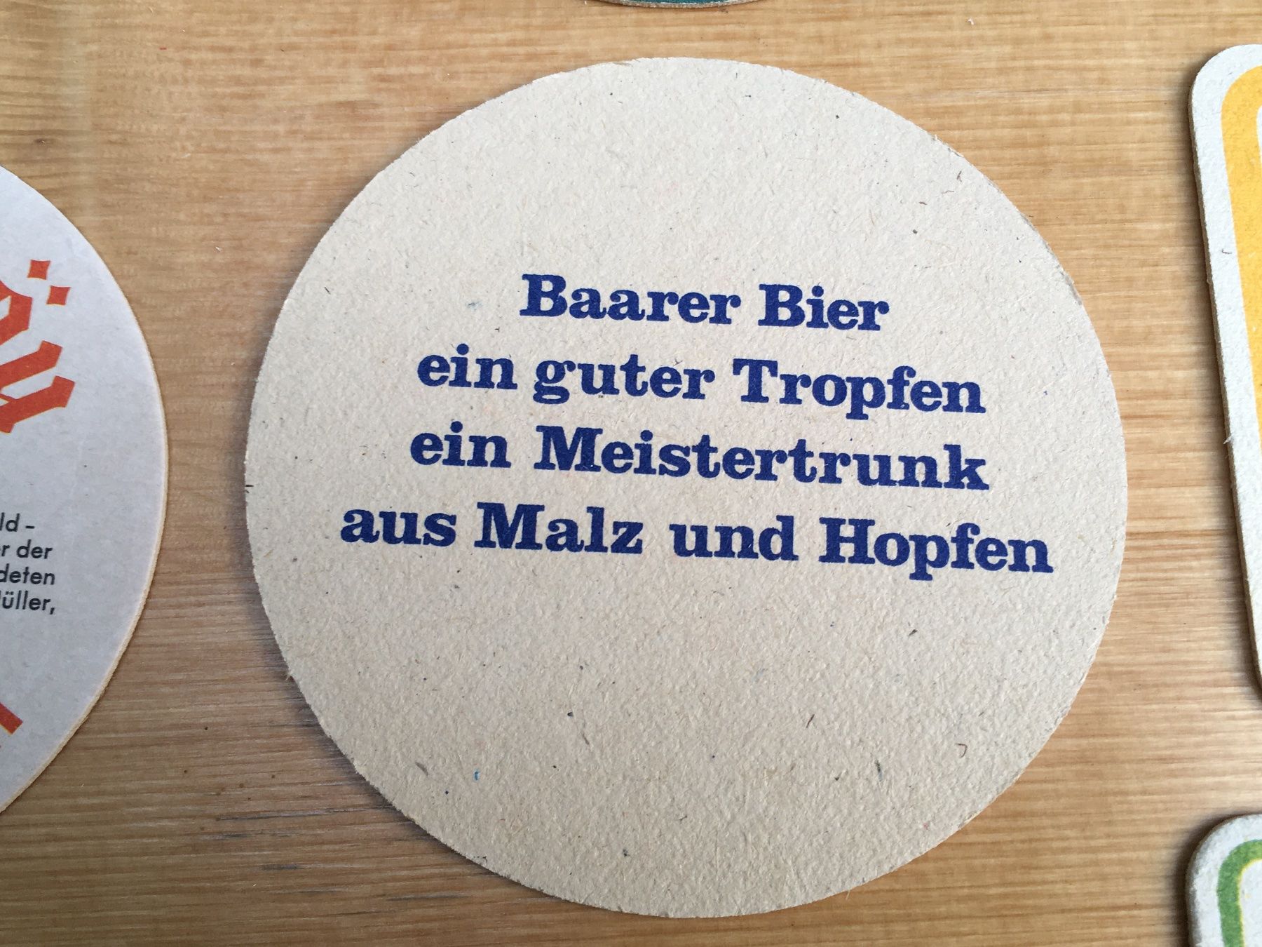 Tischwäsche: 28 alte Bierdeckel Die Bierteller der Schweizer Markenbiere – Gebraucht aus Wil SG von  6