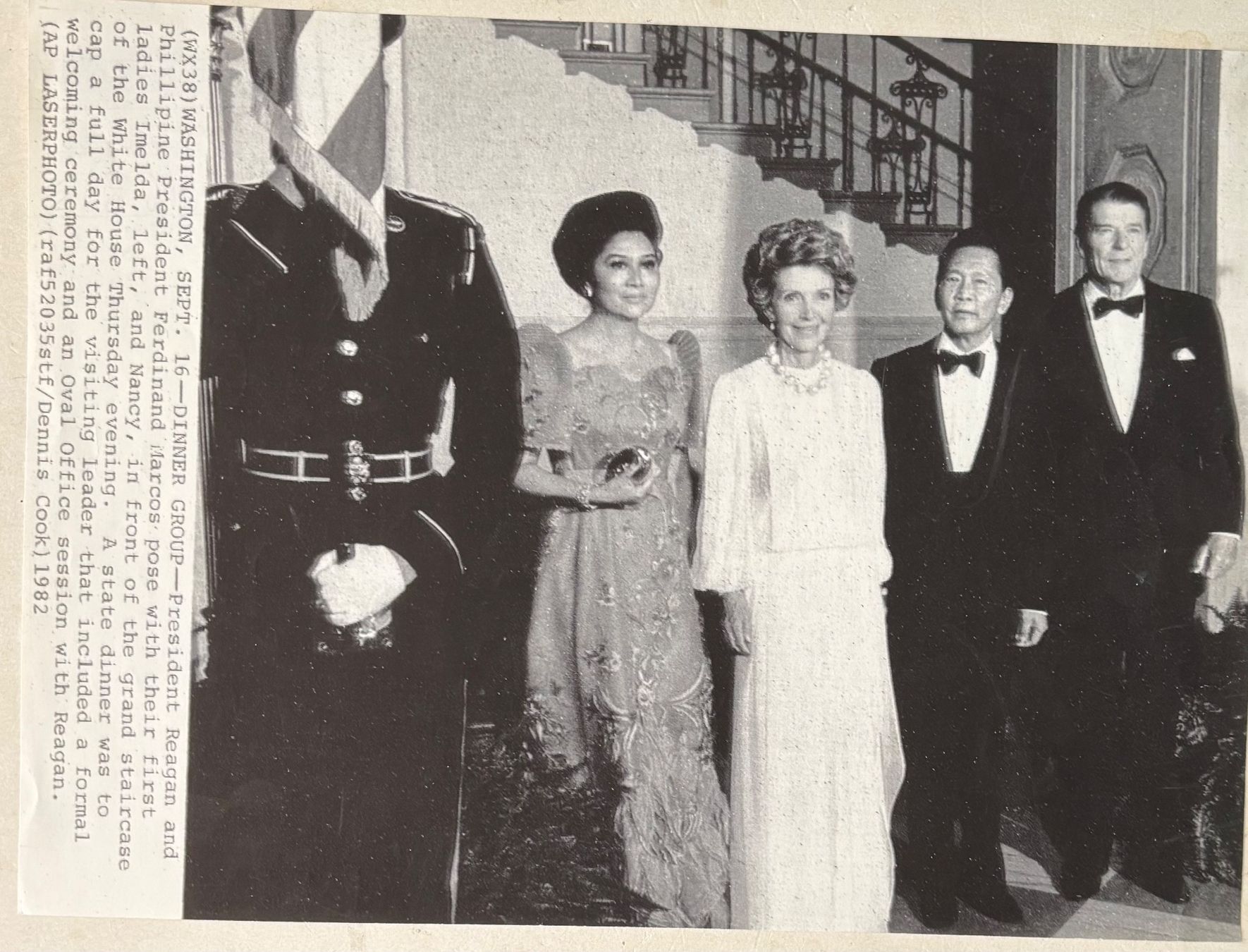Poster & Bilder: Dinner Group, Ehepaare Reagan und Marcos - by Dennis Cook – Gebraucht aus Frauenfeld von Merk52