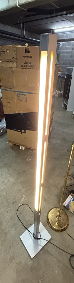 Lampen: Modern Design Floor Lamp, Silver Finish, Excellent Condition – Gebraucht aus Lausanne von vas_cdb2
