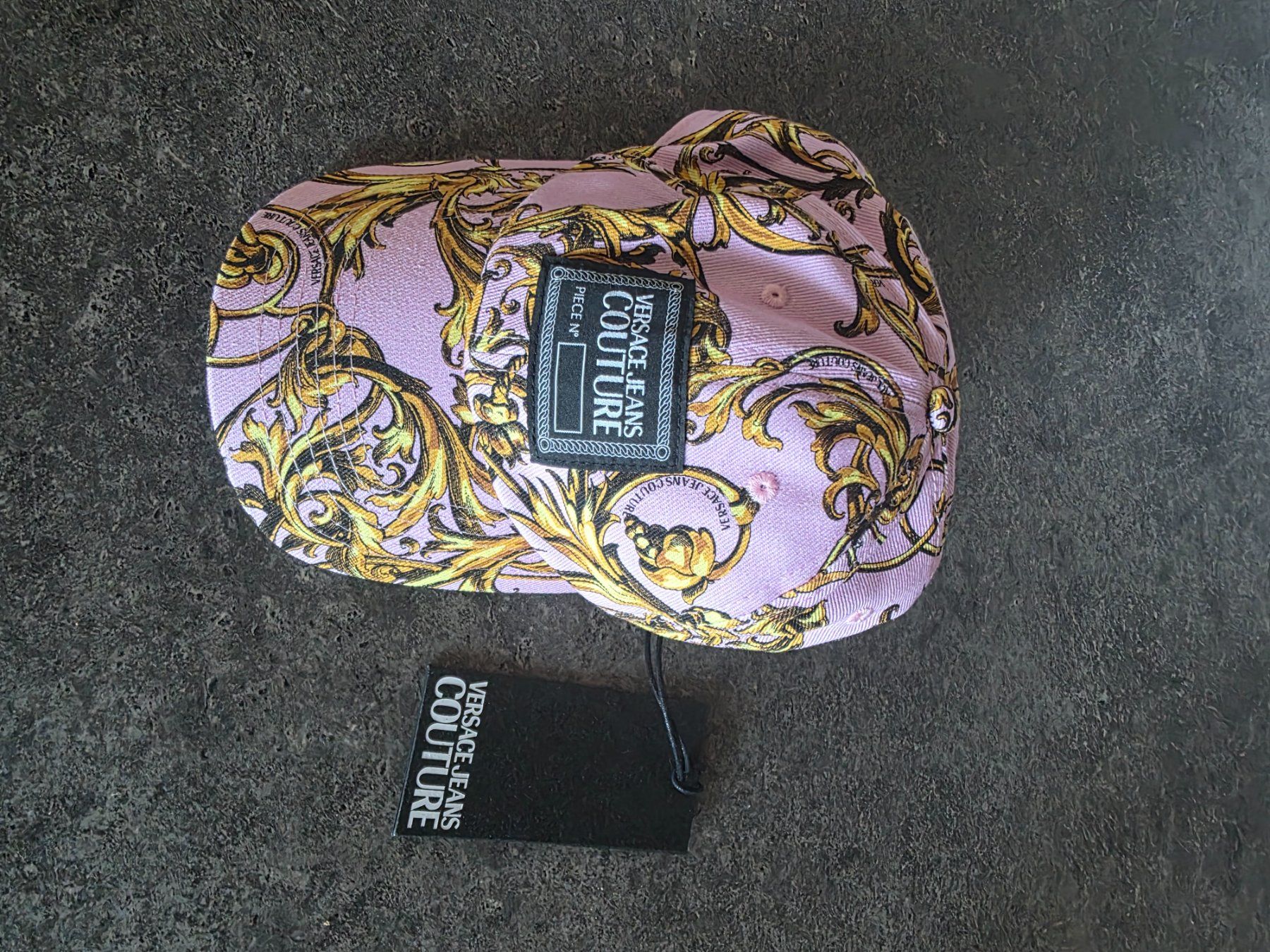 Versace Chapeaux, bonnets & casquettes: Versace Jeans Couture Cap - lilac – Neuf avec emballage d'origine à Rümikon AG par tokefu