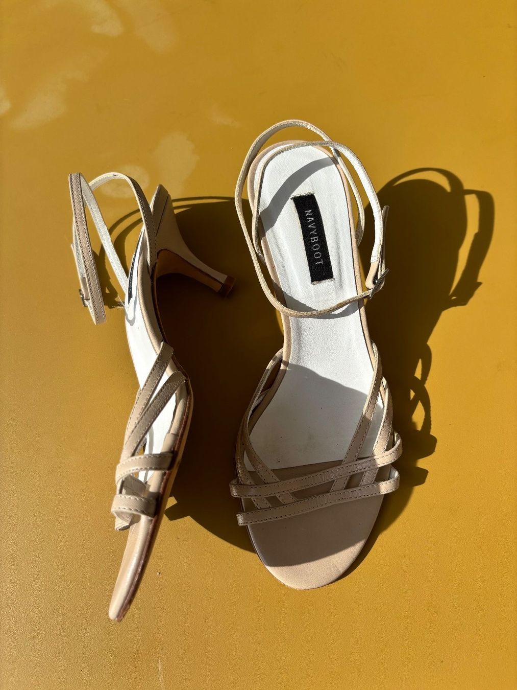 Navyboot Scarpe da donna: NAVYBOOT nudefarbene Riemchensandalen Gr. 36 – Usato da Zürich venduto da missmodernage 1