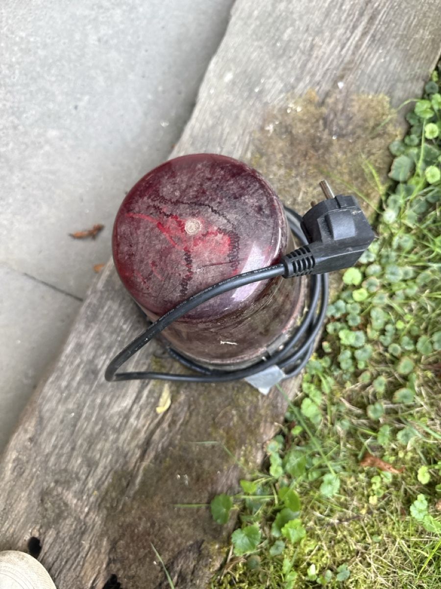 Lampes: Rundumleuchte rot mit Kabel – Défectueux à Langnau i. E. par Acrjl 1
