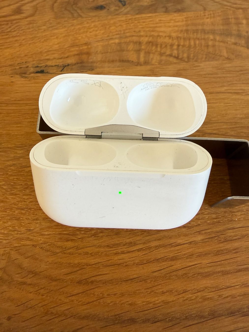 Apple Cuffie: APPLE AirPods Pro 2 Charging Case – Usato da Lausanne venduto da Nine1982