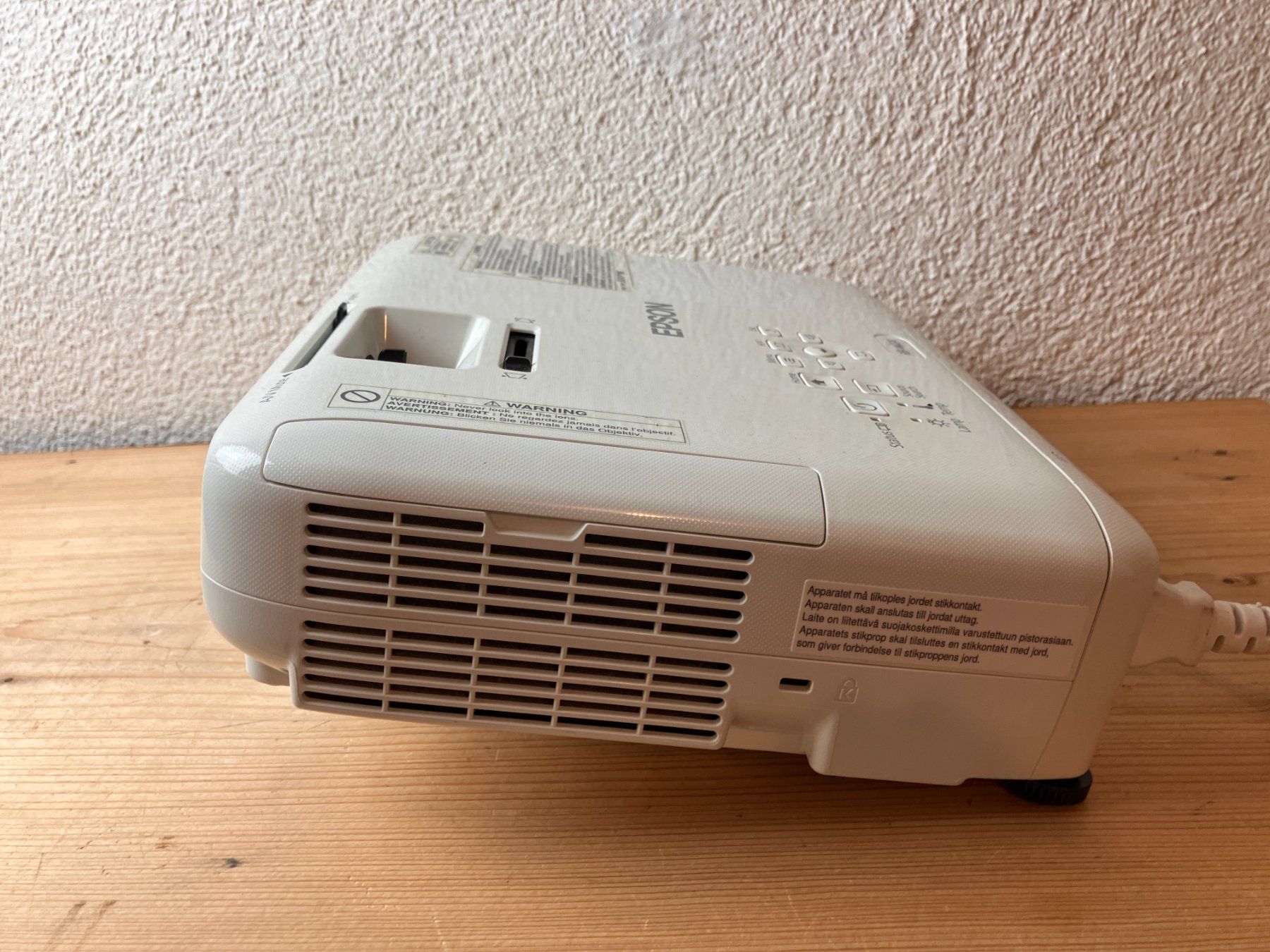 Epson Proiettori: Epson Beamer EB-W04 / H718B / mobiler Projektor – Usato da Fislisbach venduto da Promo 4
