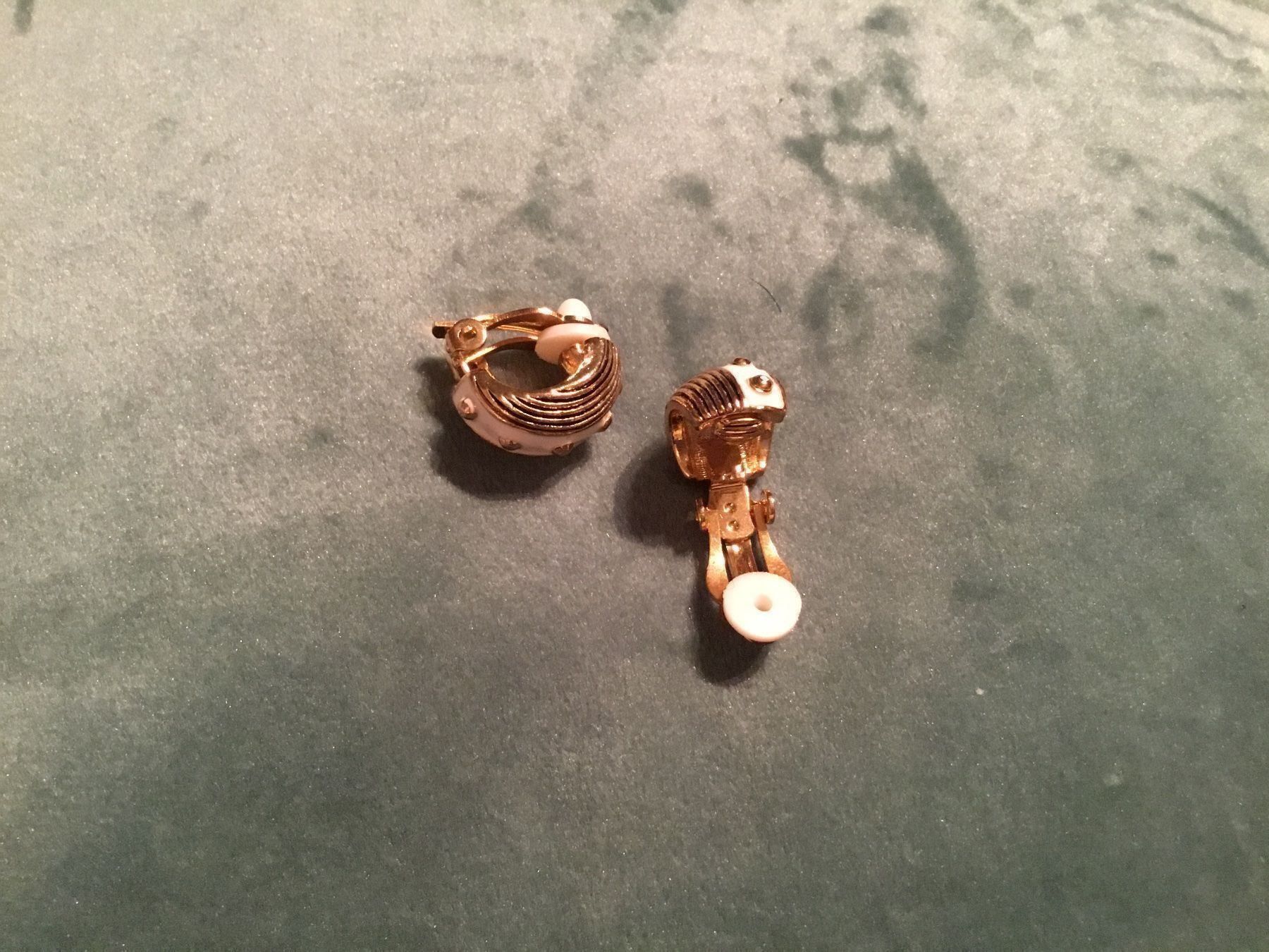 Orecchini pendenti & Orecchini a lobo: Clips d’oreilles bicolore doré et blanc – Nuovo e nell'imballaggio originale da Le Landeron venduto da nic_8hd5 1