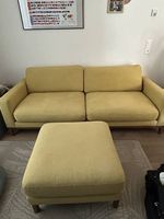 Hochwertiges Designer-Sofa in Senfgelb inkl. Hocker 