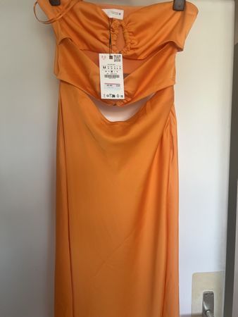 Très belle robe orange 
