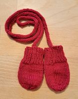 Warme Fäustlinge gestrickt Gr. 56/62 rot mit Kordel