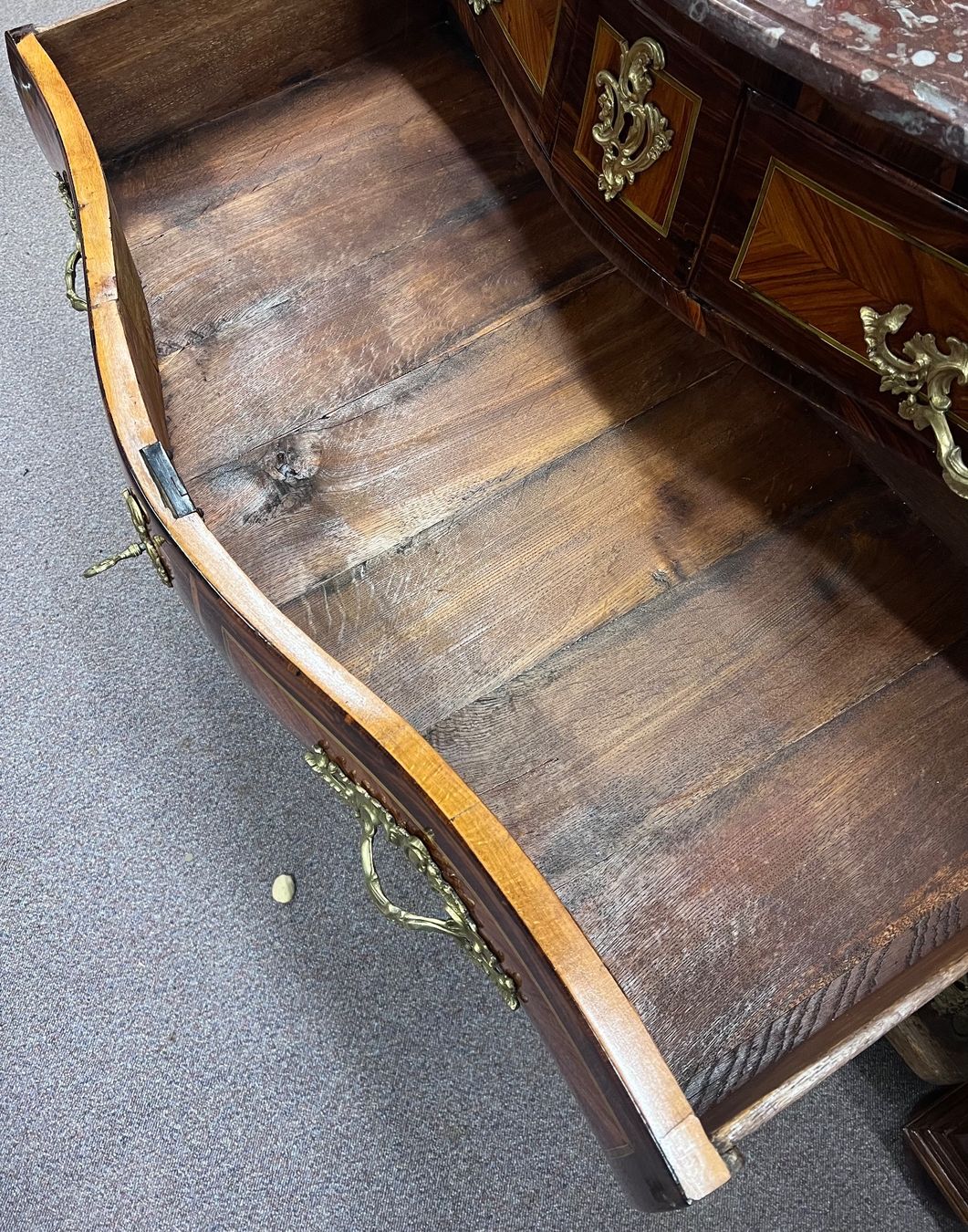 Cassettiere: Prachtvolle "Commode en Tombeau" , Paris um 1730 – Usato da Tecknau venduto da salzberg.ch 6