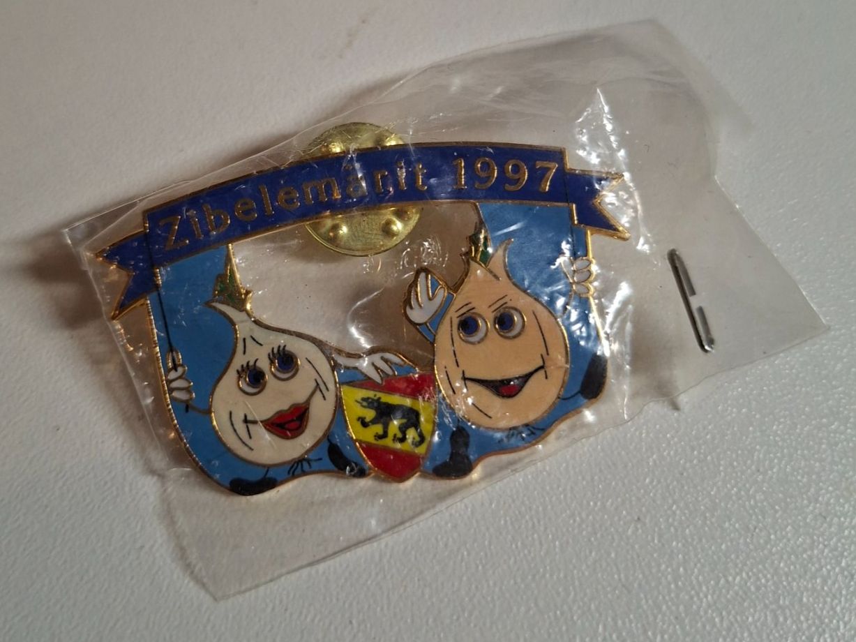 Placchette & Badge: Pin Zibelemärit 1997 Neu – Nuovo (secondo la descrizione) da Erlinsbach venduto da pfunky