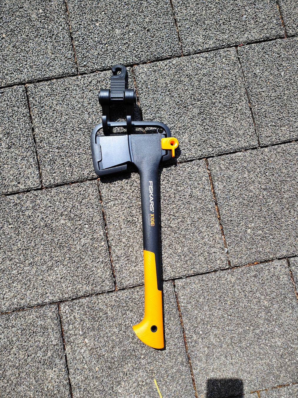 Fiskars Tutti gli attrezzi: Axt / Beil mit Schutzhülle + Aufhängevorrichtung – Nuovo (secondo la descrizione) da Mels venduto da velo-city