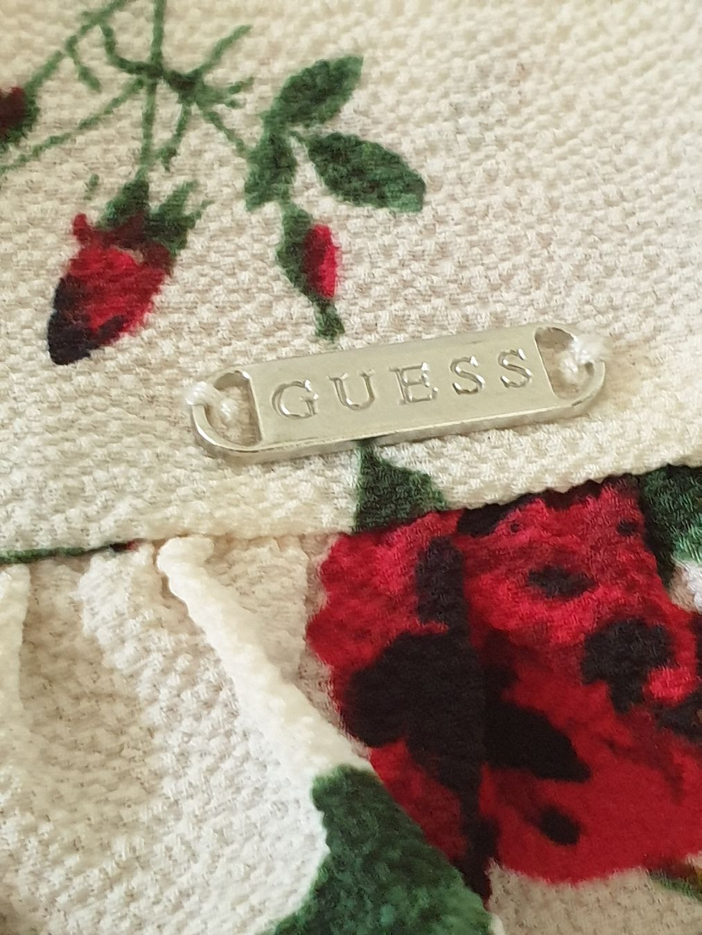 Guess T-shirt: Guess top L, neuf, jamais porté,  polyester 97% – Nuovo (secondo la descrizione) da Neuchâtel venduto da Verenas12 5