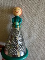 Kela Nostalgie Käsereibe/Gemüseraffel mit Frau, Vintage Deko