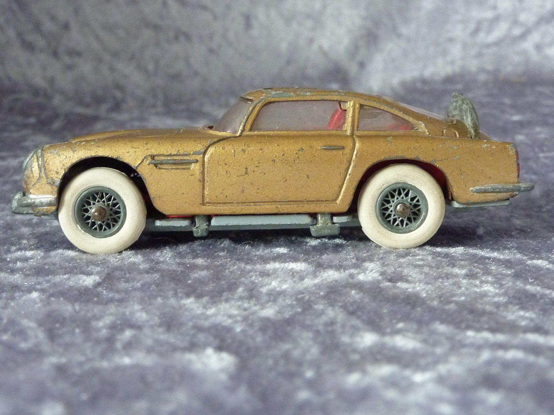 Aston Martin Modellini d'auto: Aston Martin DB5 James Bond gold  1:43 – Difettoso da Dürrenäsch venduto da modellautos4you 1