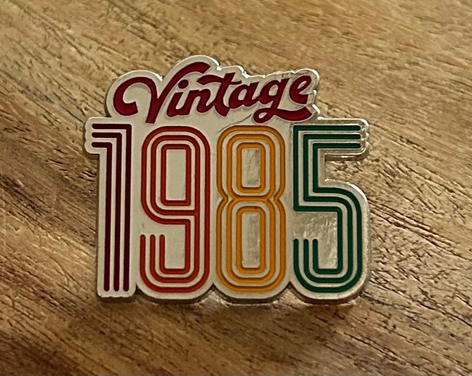Placchette & Badge: Pin Vintage 1985 – Nuovo e nell'imballaggio originale da Geneve venduto da vane267