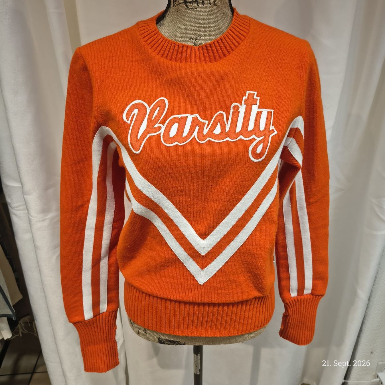 Maglioni & Felpe: Pullover Varsity orange mit weissen Streifen gebraucht – Usato da Emmetten venduto da SecondhandSiska