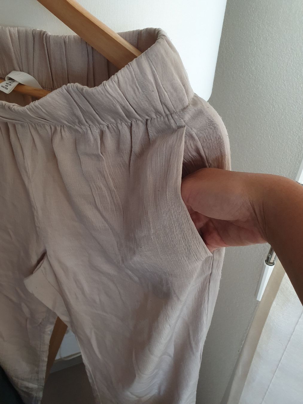 H&M Hosen: H&M Beige Flare Pants – Gebraucht aus Aigle von Smagbrelle18 3