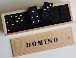 Domino-Spiel in attraktiver Holzkiste