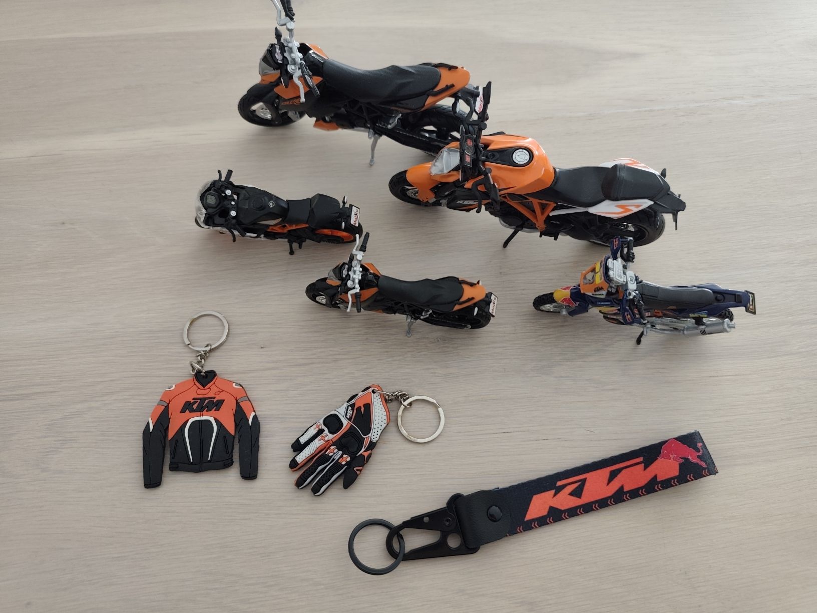Kit di modellismo & Modellini statici: KTM Modell Sammlung mit Schlüssel Anhängern . – Nuovo (secondo la descrizione) da Zuckenriet venduto da bm2_88l9
