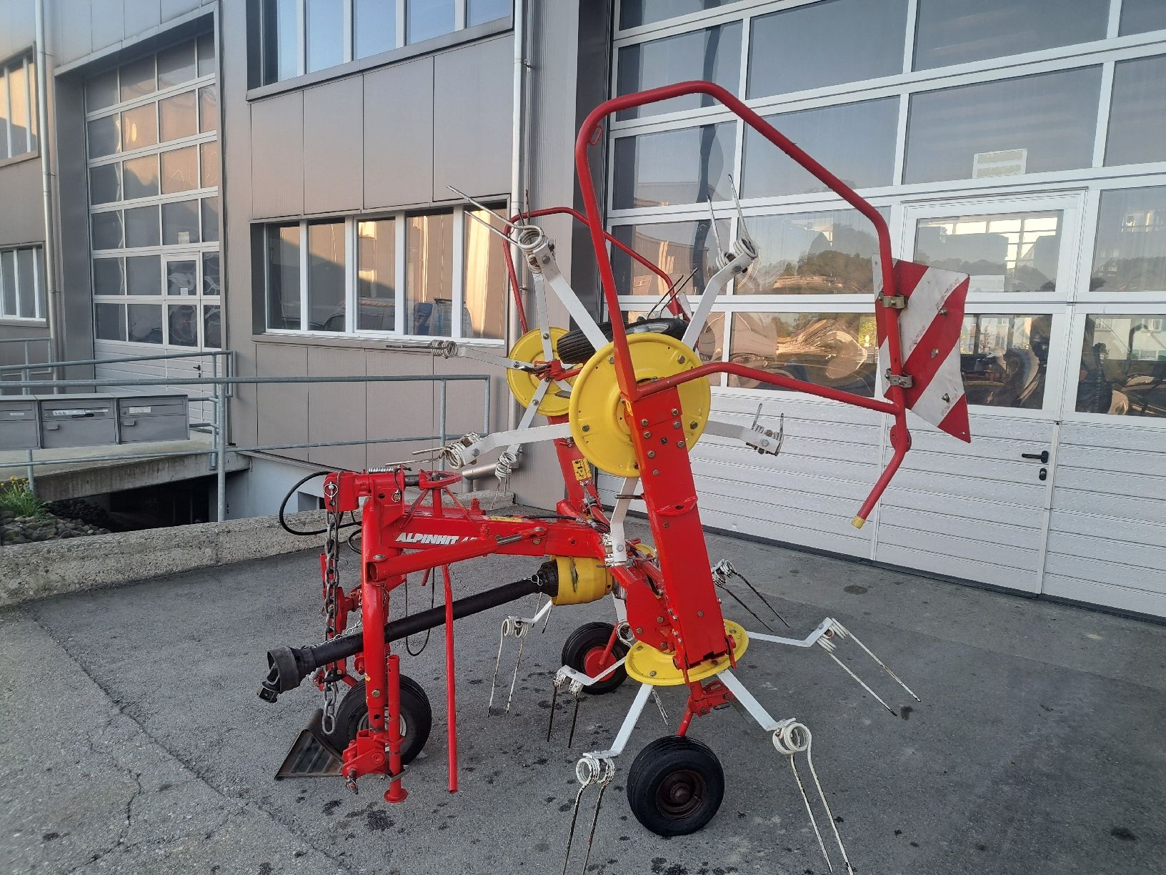 Pöttinger Raufutterernte: Kreiselheuer Pöttinger Alpinhit44 – Gebraucht aus ufhusen von cb01 4