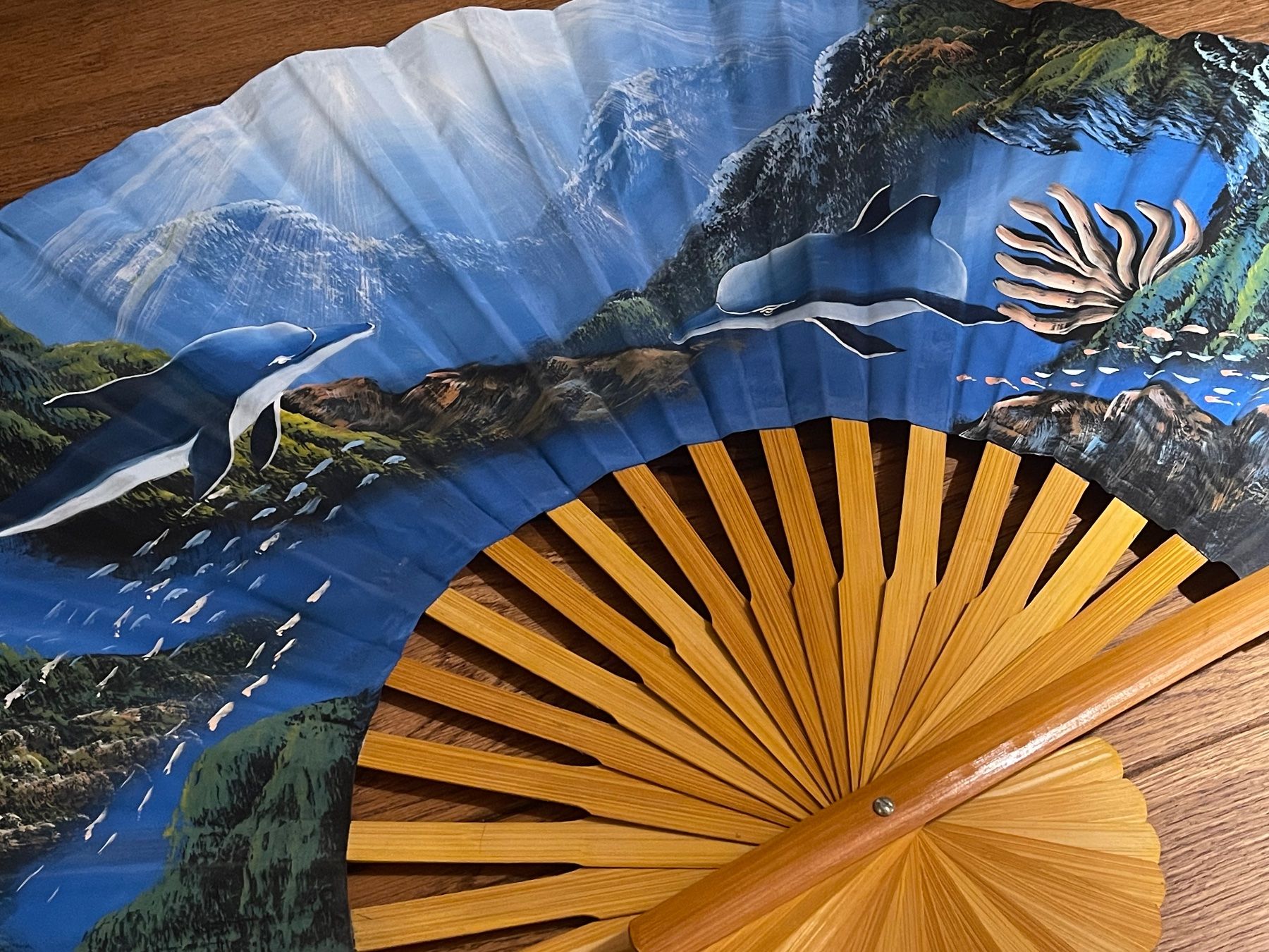 Tutte le decorazioni: Handbemalter Wunderschöner Wandfächer mit Delfin-Motiv 100cm – Usato da Zuerich venduto da Dorsi 7