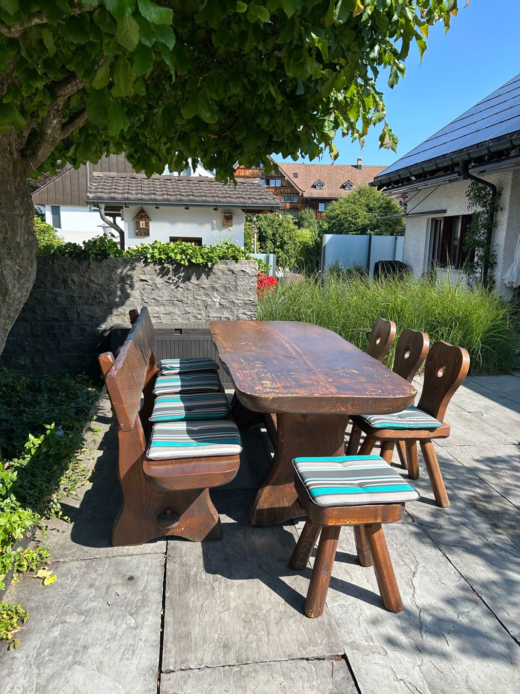 Tische: Rustikaler Gartentisch mit Bank, 3 Stühlen und 2 Hocker – Gebraucht aus Speicher von haka48 1