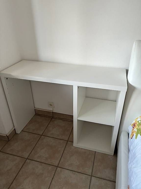 Schreibtische: Scrivania bianca con ripiani  CHF 40. – Gebraucht aus Losone von mat_5rhr