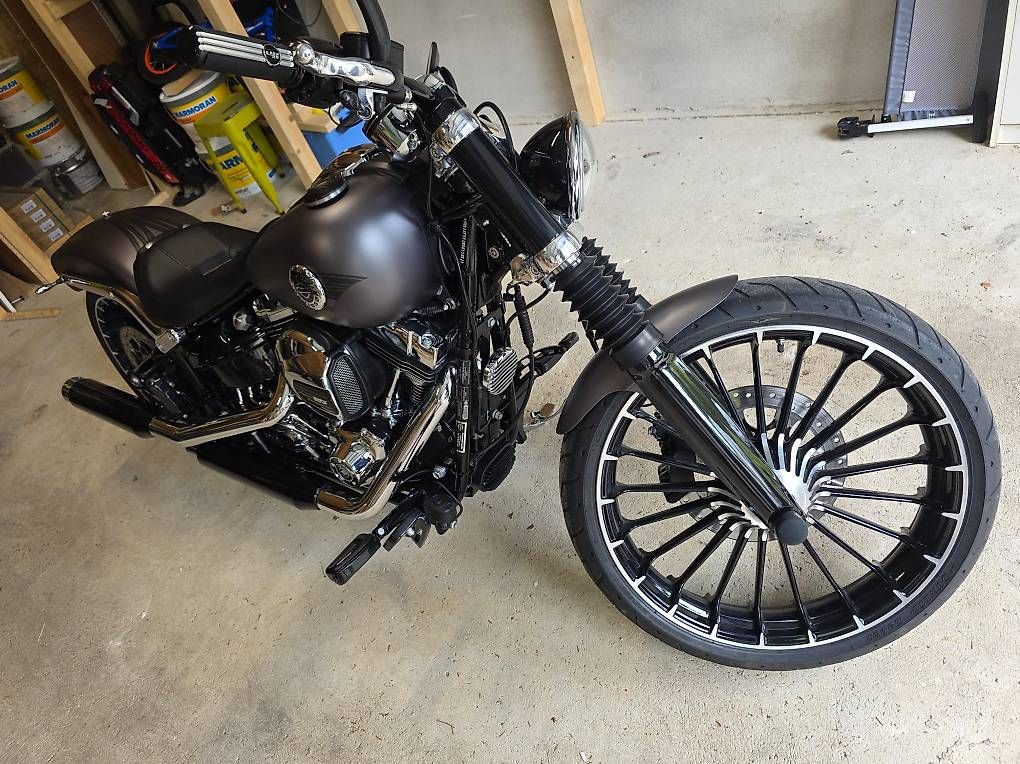Cruisers: Harley-Davidson Softail Breakout FXSB – D'occasion à Dombresson par 00jr 2