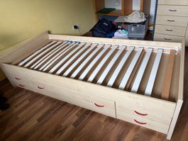 Jugendzimmer mit Bett und Überbau
