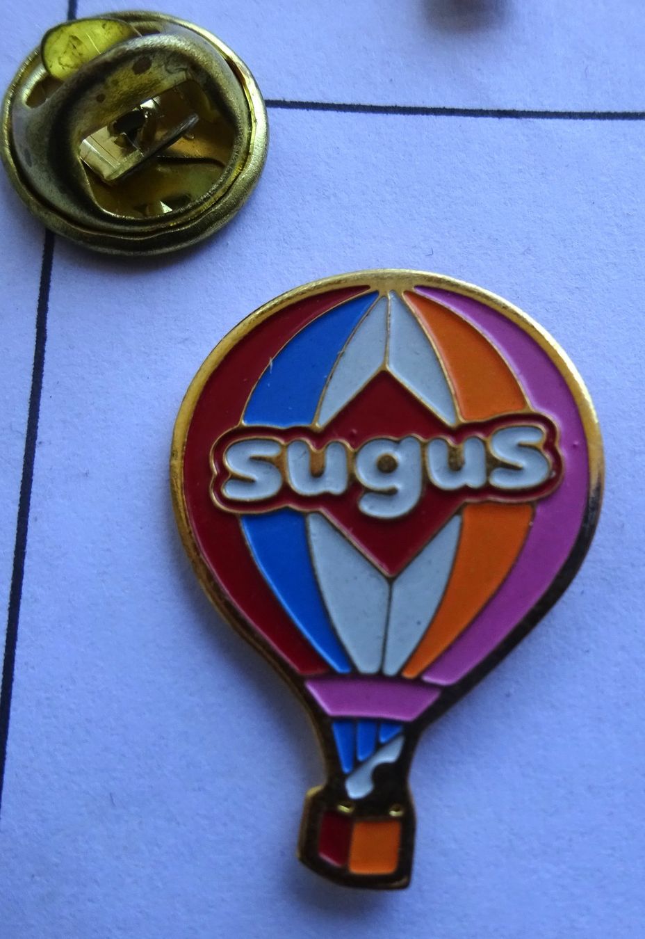 Placchette & Badge: Pin SUGUS Ballon farbig rot blau – Usato da Utzenstorf venduto da BUtter81