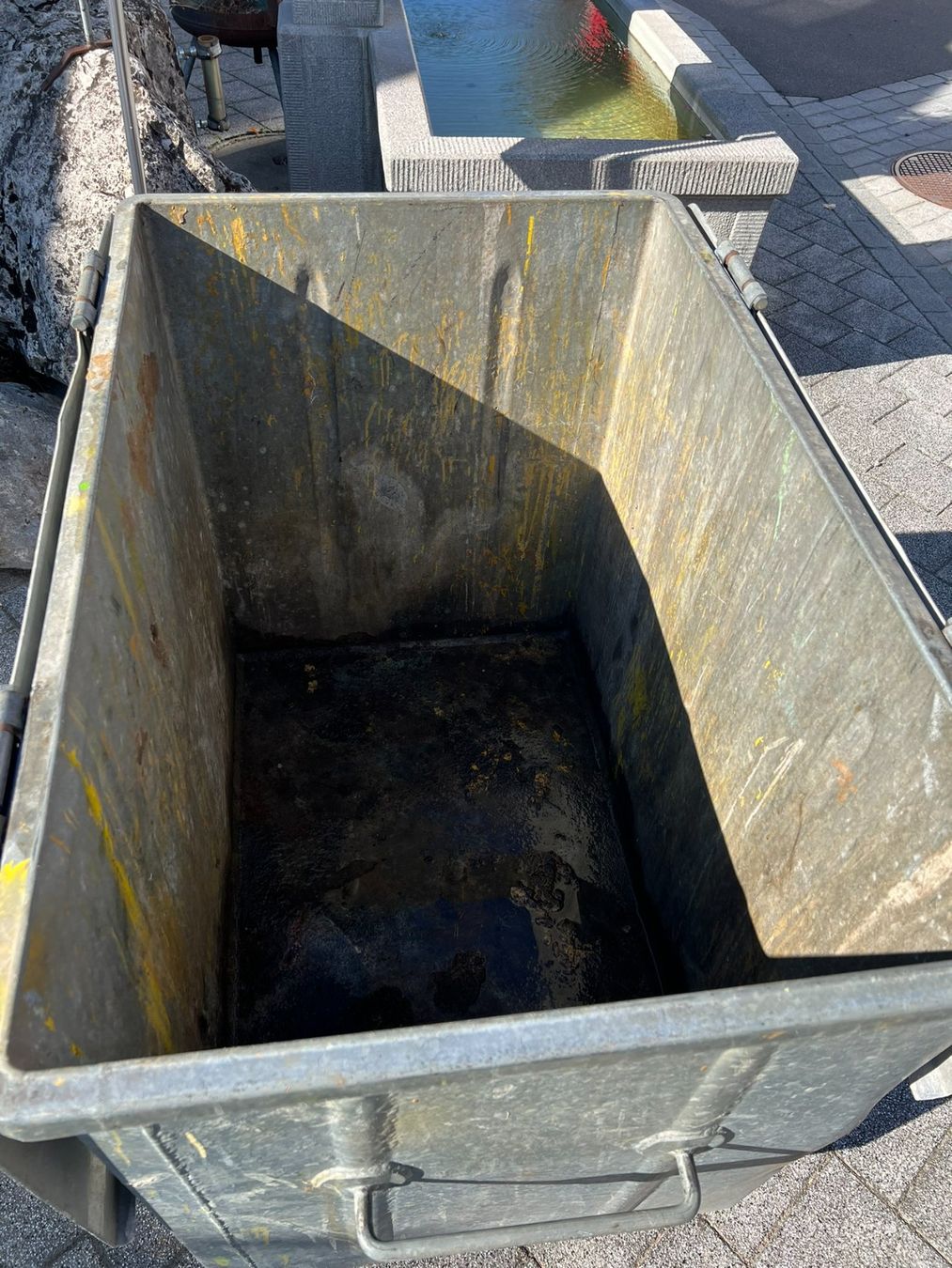 Altro per Ufficio & Commercio: Abfallcontainer Metall verzinkt mit Rädern – Usato da Russikon venduto da proxilia 3