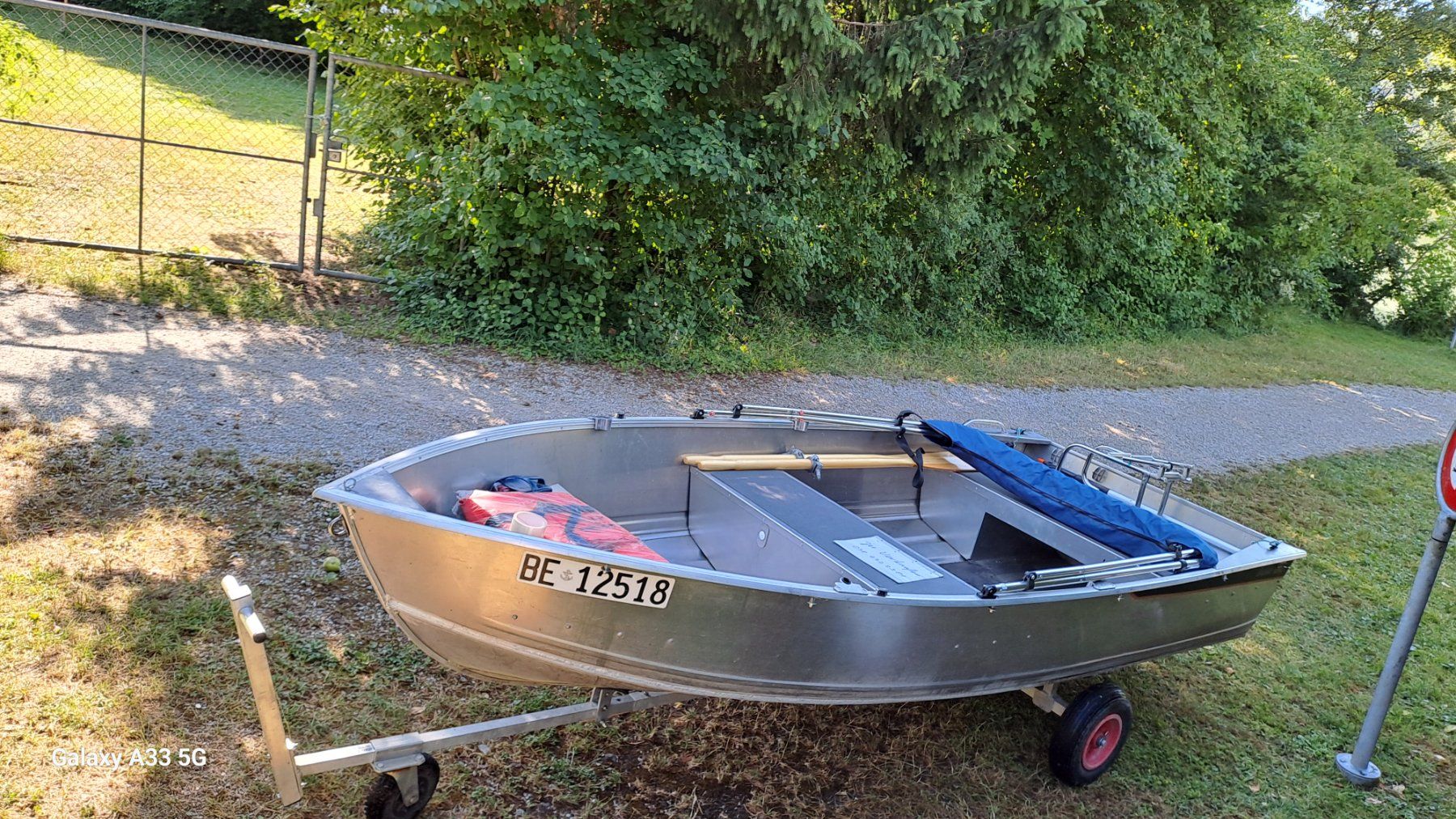 Buster Barche: Motorboot / Fischerboot, aus Alu mit Slipwagen und Biminitop – Usato da Hinterkappelen venduto da 33-6 4