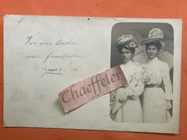 Alte Ansichtskarte mit zwei Frauen historisch, nach Zürich 